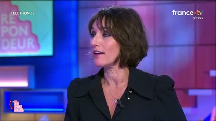 Raphaël Quenard adresse un message à sa grand-mère, Simonne, sur le plateau de "C à vous", ce vendredi 5 décembre 2025.