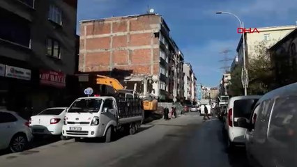 Sultangazi'de yıkımı yapılan binanın bitişiğindeki 5 katlı apartmanın tüm dairelerinde hasar oluştu; balkon duvarı yıkıldı