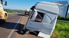 Que susto! Cabine de carreta se solta e “voa” na BR-163 em Cascavel