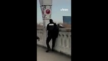 Etats-Unis : un policier rattrape un homme qui se jetait dans le vide