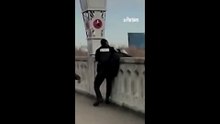 Etats-Unis : un policier rattrape un homme qui se jetait dans le vide