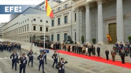 El izado solemne de la bandera y el himno abren el 47 aniversario de la Constitución
