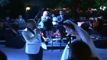 Genç çift düğünlerinde el ele söyledikleri şarkı yüzünden davalık oldu!