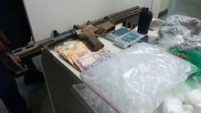 Polícia apreende dois fuzis e grande quantidade de drogas após operações em bairros de Salvador