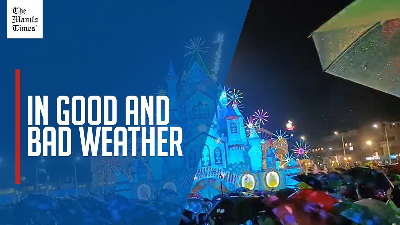 Gov Rosal leads lighting of Christmas tree in Albay park