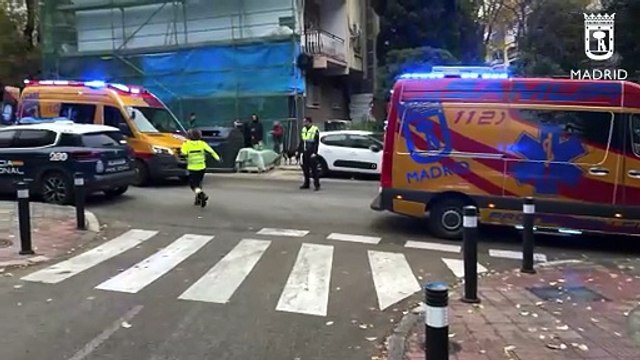 Muere una mujer tras precipitarse desde un décimo piso con sus dos hijos de 3 años