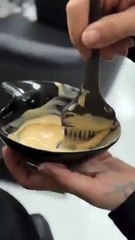 Tesettürlü bir kadın, kuaföre giderek önce başörtüsünü sarıya boyattı,sonra sarıya boyanan baş örtüsünün uçlarından aldırdı.