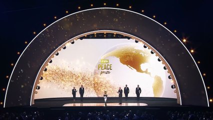 Trump reçoit le tout premier Prix de la paix de la FIFA décerné par Infantino