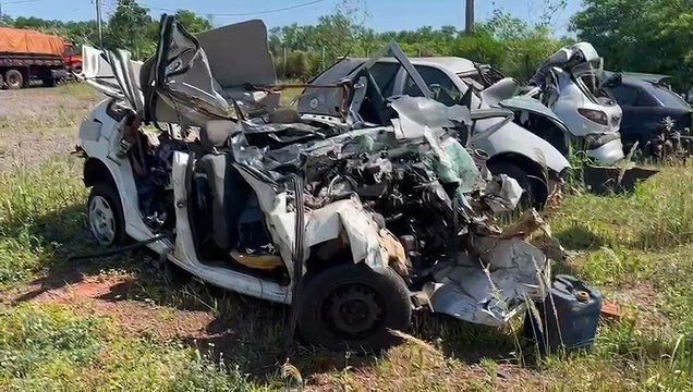 Ônibus arrastou carro por aproximadamente 27 metros no acidente com 6 óbitos na PR-490.