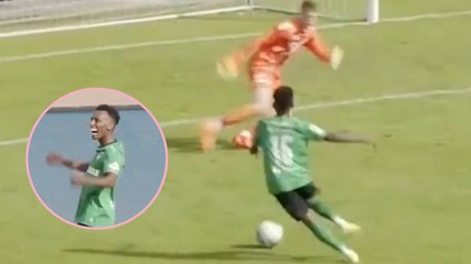 Gol assurdo! Prima la cavalcata pazza, poi arriva davanti al portiere e...