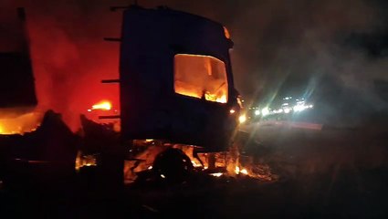 Carreta pega fogo na BR-381 e interdita via em ambos sentidos