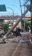 Condutora embriagada destrói poste após bater carro na Cristiano Machado, em BH