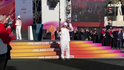 Milano Cortina, la fiaccola lascia lo stadio dei Marmi in mano a Polonara