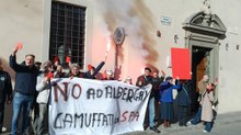 Ex convitto della Calza, i cartellini rossi di Salviamo Firenze contro «l'albergo camuffato»: dal Comue solo «parole parole»