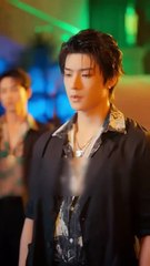 Gadis yang dibuang menggoda bos mafia demi balas dendam, tapi bos itu jatuh cinta padanya