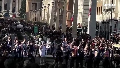 Milano Cortina, la fiaccola olimpica passa a San Pietro