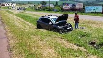 Carro sai da pista e atinge bueiro de concreto na BR-163 em Toledo