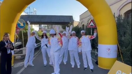 La Torcia olimpica illumina anche il Gazometro, ecco la corsa dei tedofori nella struttura all'Ostiense