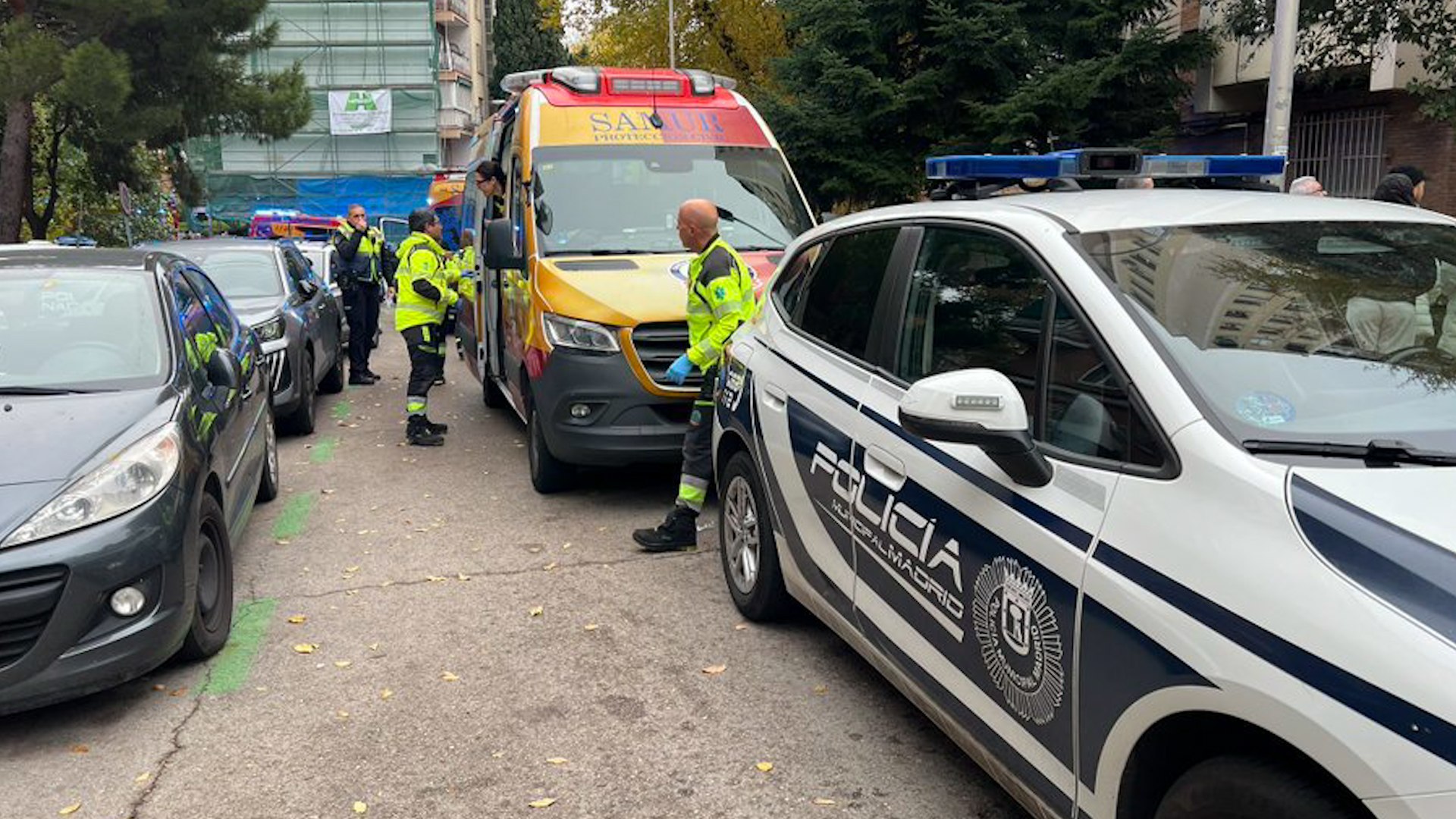 Una mujer muere tras precipitarse desde un edificio con sus dos hijos: ellos están heridos