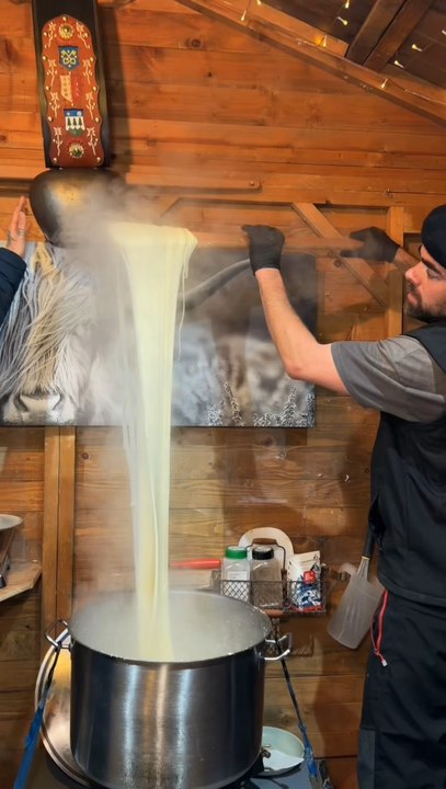 Marché de Noël de Genève en Suisse 🇨🇭😱🎉Un marché qui respire l’originalité, avec plein de choses à manger : raclette, aligot, fondudog, frites parmesan & truffe, corndog, cookies… et plein d’autres surprises 😍🔥