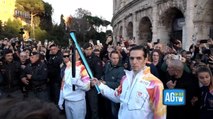 Fiamma olimpica, Achille Lauro tedoforo al Colosseo attorniato dai fan