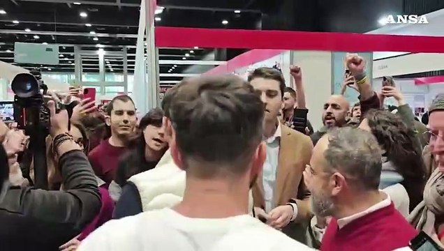 A Piu' Libri Piu' Liberi i manifestanti cantano Bella ciao contro Passaggio al Bosco