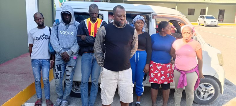 Ejército detiene a conductor con seis haitianos ocultos entre mercancías