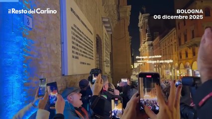 Luca Carboni, folla di fan per l'accensione della luminarie a Bologna
