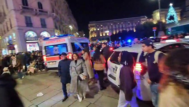 Folla e clima di festa in piazza Duomo a Milano per l'accensione dell'albero