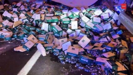 Camião despista-se e deixa 20 toneladas de cerveja espalhadas em Espanha