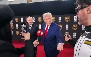 La reacción viral de Donald Trump al traje de la Cultural Leonesa en el sorteo del Mundial