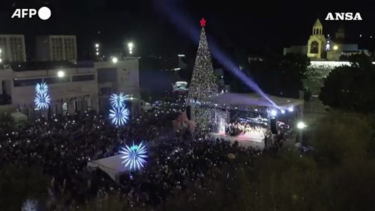 Betlemme accende l'albero di Natale: luci e speranza dopo la guerra