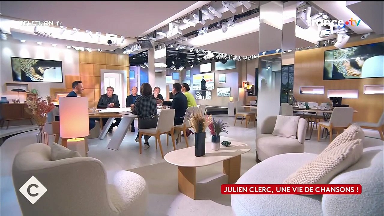 VOICI - "Elle n'a dû aimer qu’une seule de mes chansons" : les révélations surprenantes de Julien Clerc sur sa "deuxième maman" qui l'a élevé