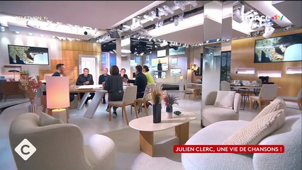 VOICI - "Elle n'a dû aimer qu’une seule de mes chansons" : les révélations surprenantes de Julien Clerc sur sa "deuxième maman" qui l'a élevé