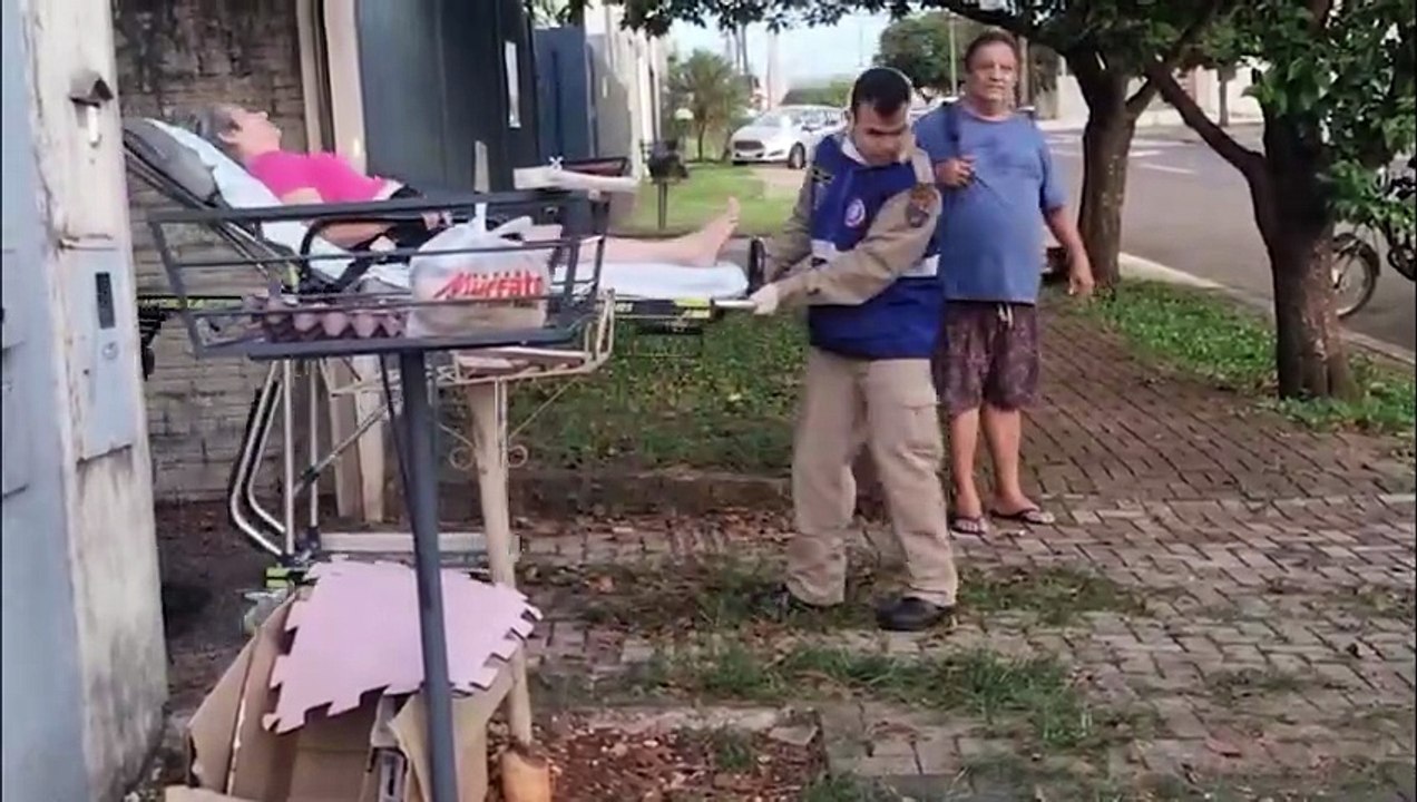 Mulher sofre lesão na perna ao descer de veículo no Bairro Coqueiral