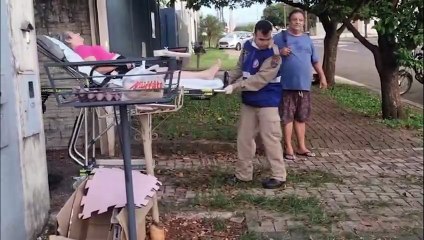 Mulher sofre lesão na perna ao descer de veículo no Bairro Coqueiral