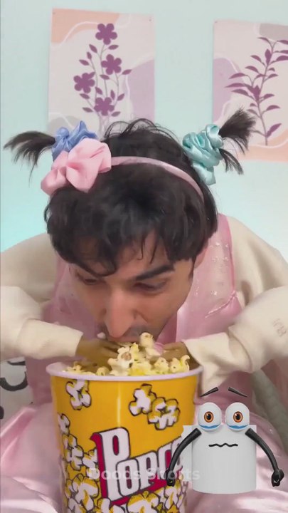 This popcorn twist will change everything 😂🍿⏪🔥 #foodhack #reversevideo