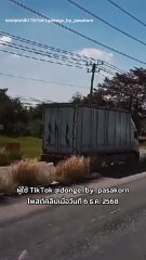 ขับรถบรรทุกอยู่ดี ๆ เจอหินก้อนใหญ่กระเด็นใส่ รอดหวุดหวิด