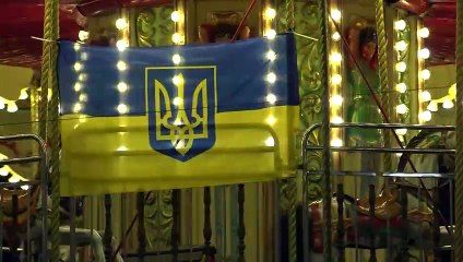 Rodziny znajdują rzadki spokój w ukraińskim centrum wystawowym podczas przerw w dostawach prądu