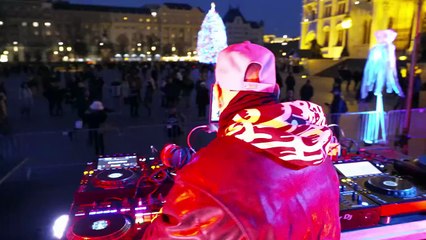 Tucatnyi DJ-vel és hatalmas bulival tiltakoztak a kormány drogpolitikája ellen az Országház előtt