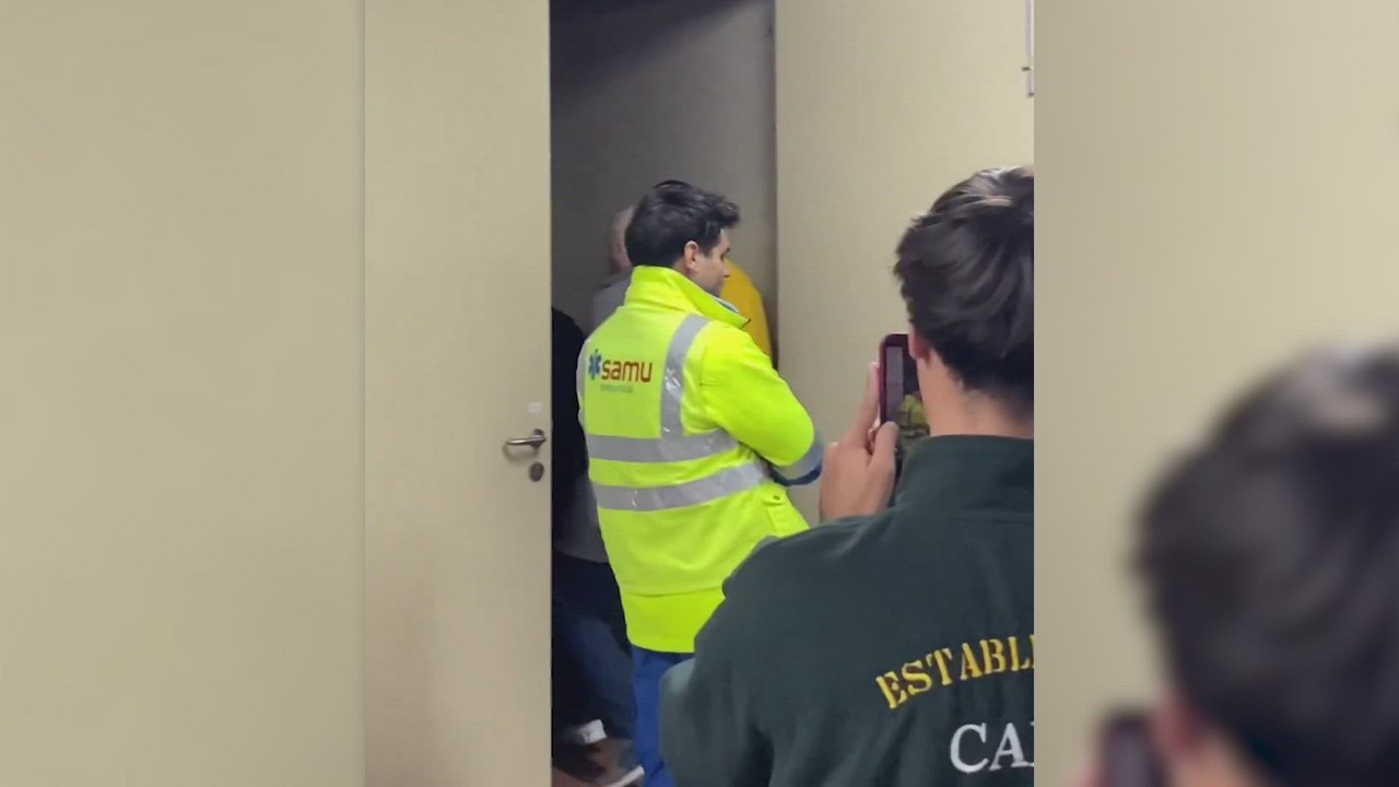 El momento en el que el padre de Lamine y su séquito abandonan La Cartuja escoltados entre insultos: al borde de la agresión