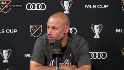 Les joueurs interrompent Mascherano pour célébrer le titre