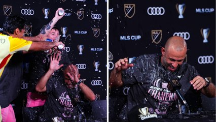 Los jugadores de Inter Miami bañan a Mascherano en cerveza en plena rueda de prensa