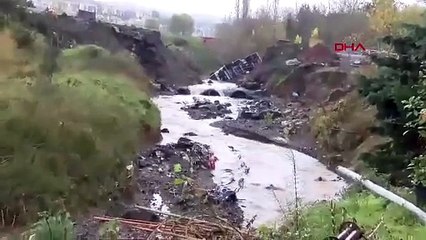 İstanbul'da sağanak yağış kabusu: Yol çöktü; araçlar dereye düştü!