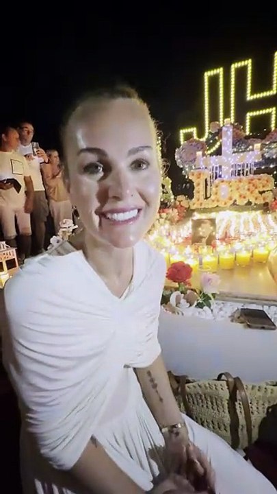 Hommage de Laeticia Hallyday et de sa fille Joy pour le huitième anniversaire de la mort de Johnny Hallyday au cimetière de Lorient sur l'île de Saint-Barthélemy, France, le 5 décembre 2025Agence/Bestimage