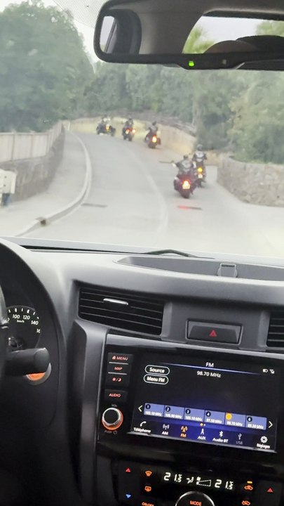 Hommage de Laeticia Hallyday et de sa fille Joy pour le huitième anniversaire de la mort de Johnny Hallyday au cimetière de Lorient sur l'île de Saint-Barthélemy, France, le 5 décembre 2025Agence Bestimage