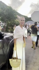 Hommage de Laeticia Hallyday et de sa fille Joy pour le huitième anniversaire de la mort de Johnny Hallyday au cimetière de Lorient sur l'île de Saint-Barthélemy, France, le 5 décembre 2025

Agence Bestimage