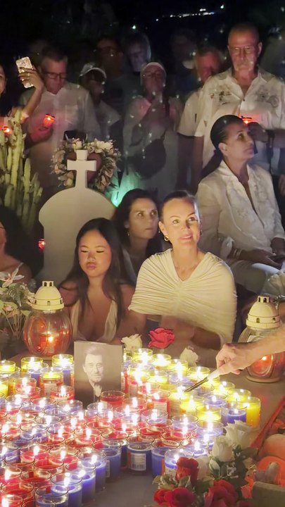 Hommage de Laeticia Hallyday et de sa fille Joy pour le huitième anniversaire de la mort de Johnny Hallyday au cimetière de Lorient sur l'île de Saint-Barthélemy, France, le 5 décembre 2025Agence Bestimage