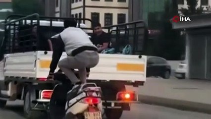 Motosikleti önce çömelerek, sonra yatarak sürdü