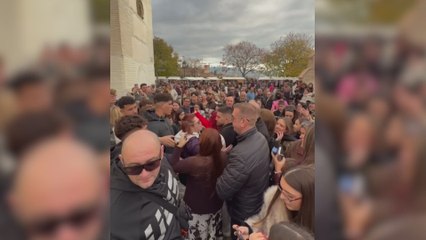 Topuria aparece por sorpresa a los pies de la Alhambra y se desata la locura: terminó cantando y bailando
